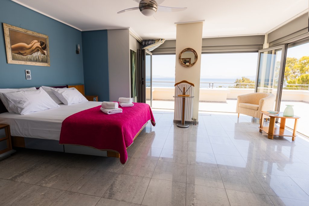 Μεγάλη κρεβατοκάμαρα της Villa Memories στην Κινέτα με διπλό κρεβάτι, μπαλκονόπορτες και θέα στη θάλασσα
