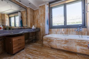 Ευρύχωρο μπάνιο της Villa Memories στην Κινέτα με μπανιέρα και μεγάλο καθρέφτη