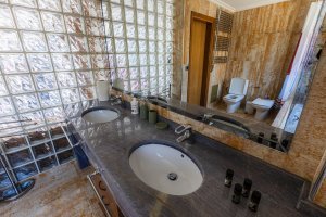 Μπάνιο της Villa Memories με διπλό νιπτήρα και μοντέρνο καθρέφτη