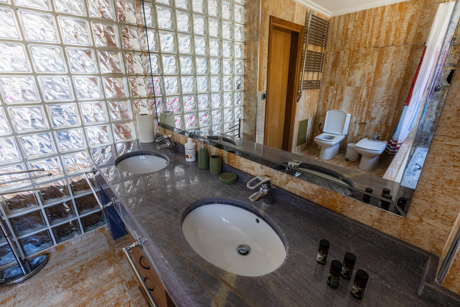 Μπάνιο της Villa Memories με διπλό νιπτήρα και μοντέρνο καθρέφτη