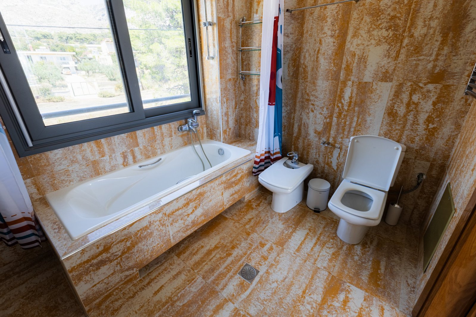 Μπάνιο της Villa Memories στην Κινέτα με μπανιέρα, τουαλέτα και μπιντέ