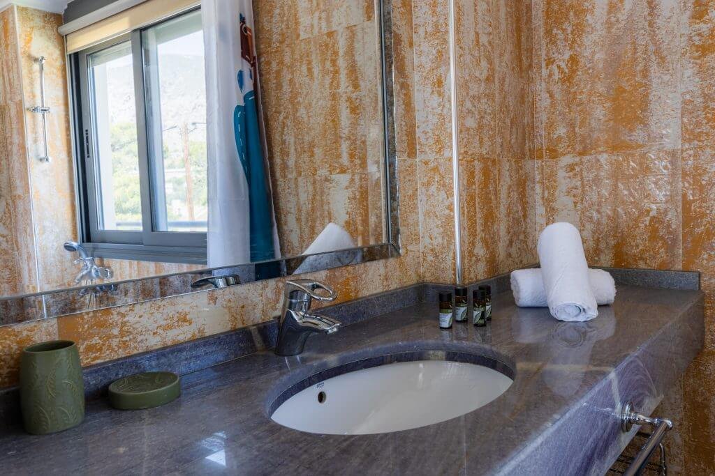 Λεπτομέρεια νιπτήρα και παροχών μπάνιου στη Villa Memories στην Κινέτα