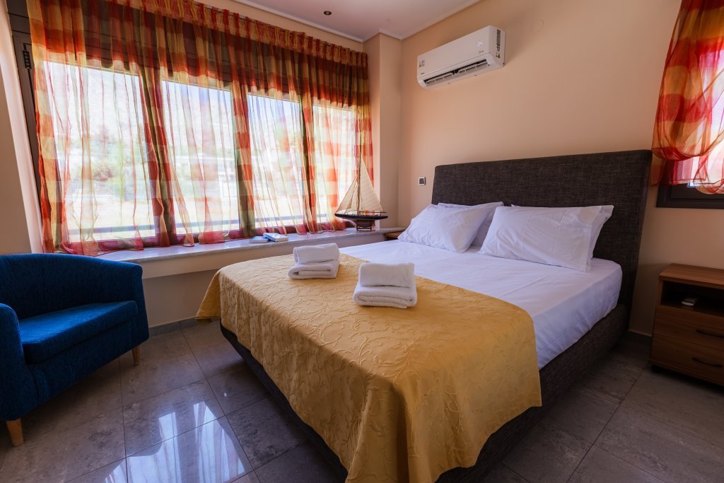 Φωτεινό υπνοδωμάτιο της Villa Memories με διπλό κρεβάτι και διακοσμητικές κουρτίνες