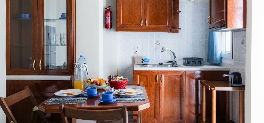 Τραπέζι πρωινού στη Villa Memories με καφέ και σνακ σε μια παραδοσιακή ξύλινη κουζίνα